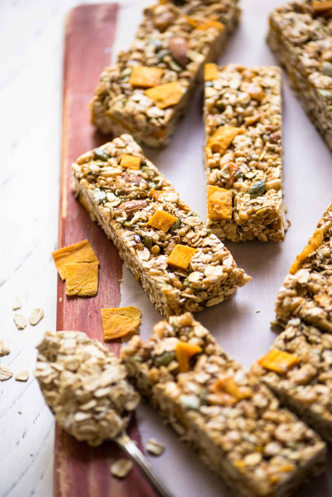 Chili Mango Snack Bars - making granola bars at home is much easier than you think! These healthy snack bars are gluten free!