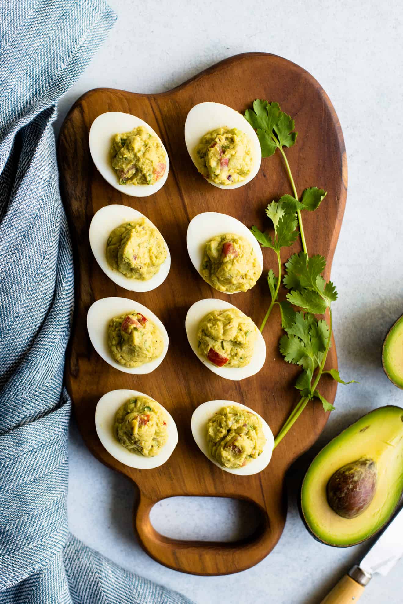 Guacamole Deviled Eggs - einfacher, gesunder Paleo-Snack und Vorspeise!