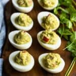 Guacamole Deviled Eggs - easy.Guacamolesを使った簡単な卵の作り方。 healthy paleo snack and appetizer!