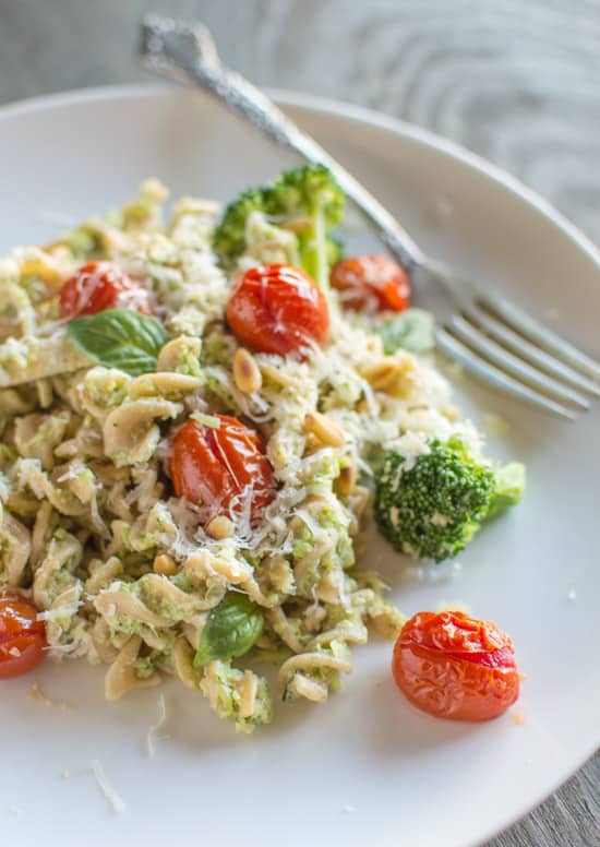 Chicken Fusilli with Broccoli Pesto and Roasted Tomatoes | healthynibblesandbits.com