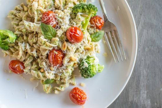 Chicken Fusilli with Broccoli Pesto and Roasted Tomatoes | healthynibblesandbits.com