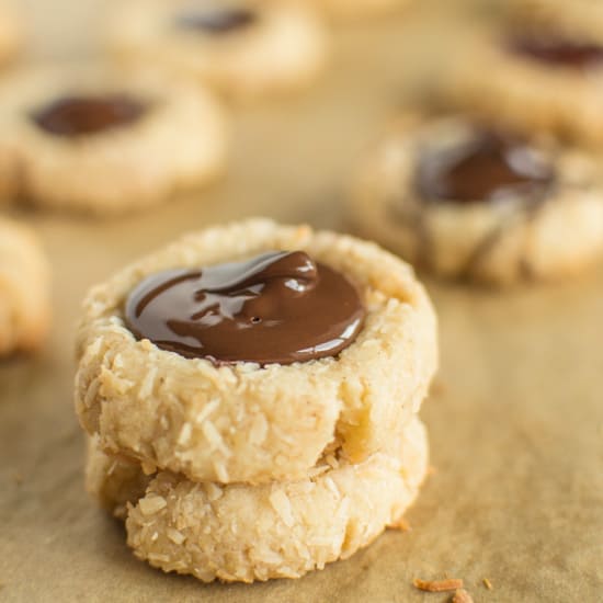 Buttery #vegan Coconut Chocolate Thumbprints that will get you into the holiday spirit! | healthynibblesandbits.com