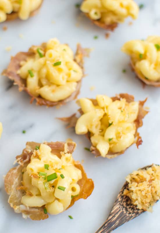 The best comfort food made into one AMAZING appetizer for parties - creamy macaroni and cheese proscuitto bites | healthynibblesandbits.com