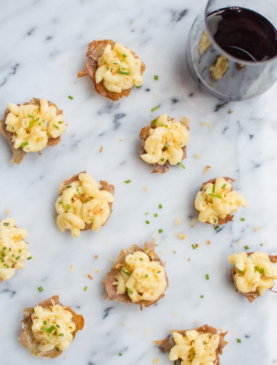 The best comfort food made into one AMAZING appetizer for parties - creamy macaroni and cheese proscuitto bites | healthynibblesandbits.com