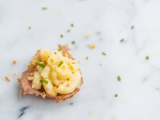 The best comfort food made into one AMAZING appetizer for parties - creamy macaroni and cheese proscuitto bites | healthynibblesandbits.com