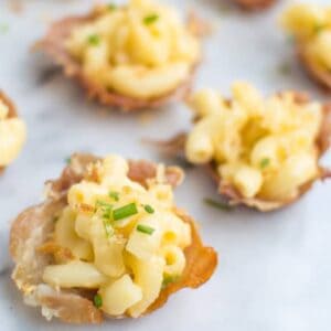 The best comfort food made into one AMAZING appetizer for parties - creamy macaroni and cheese prosciutto bites | healthynibblesandbits.com