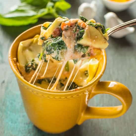 You can make delicious, fresh lasagna in a mug! All it takes is 15 minutes. Spinach Ricotta Lasagna In A Mug | healthynibblesandbits.com