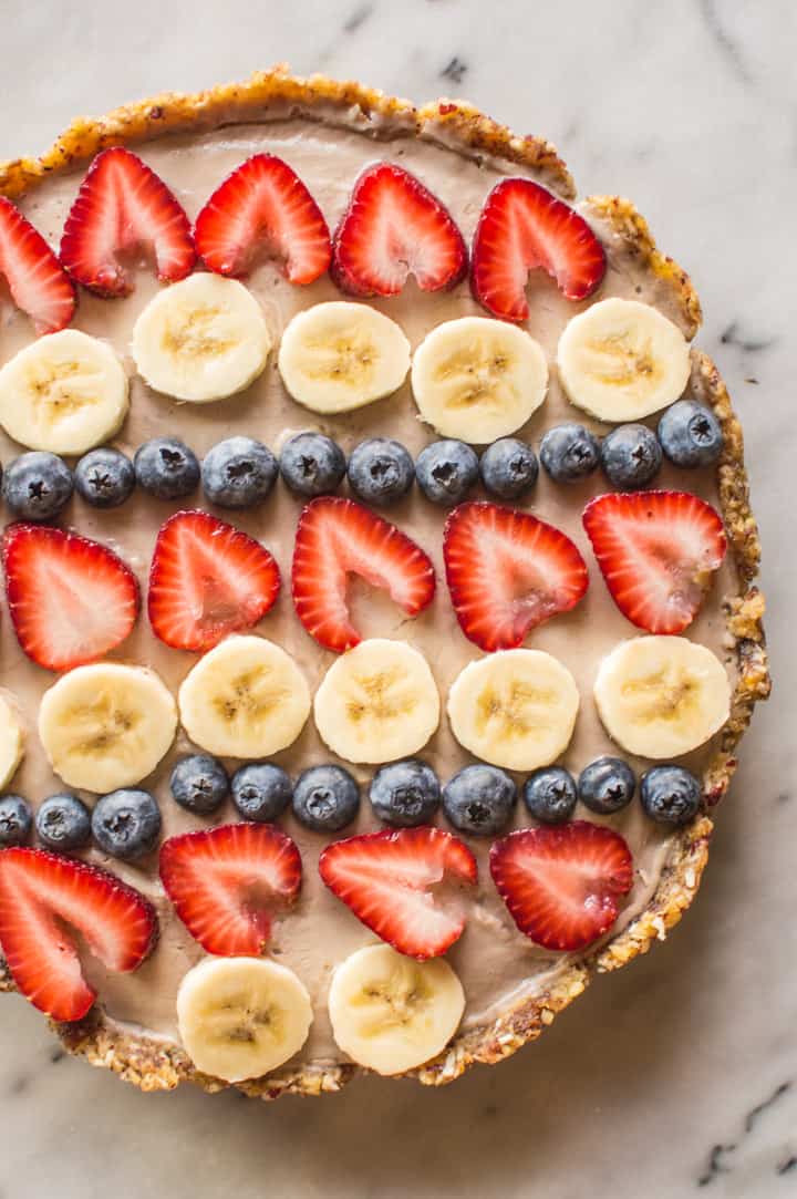 Vegan Banana Cream Pie - delicious, creamy pie with an easy prep! | healthynibblesandbits.com