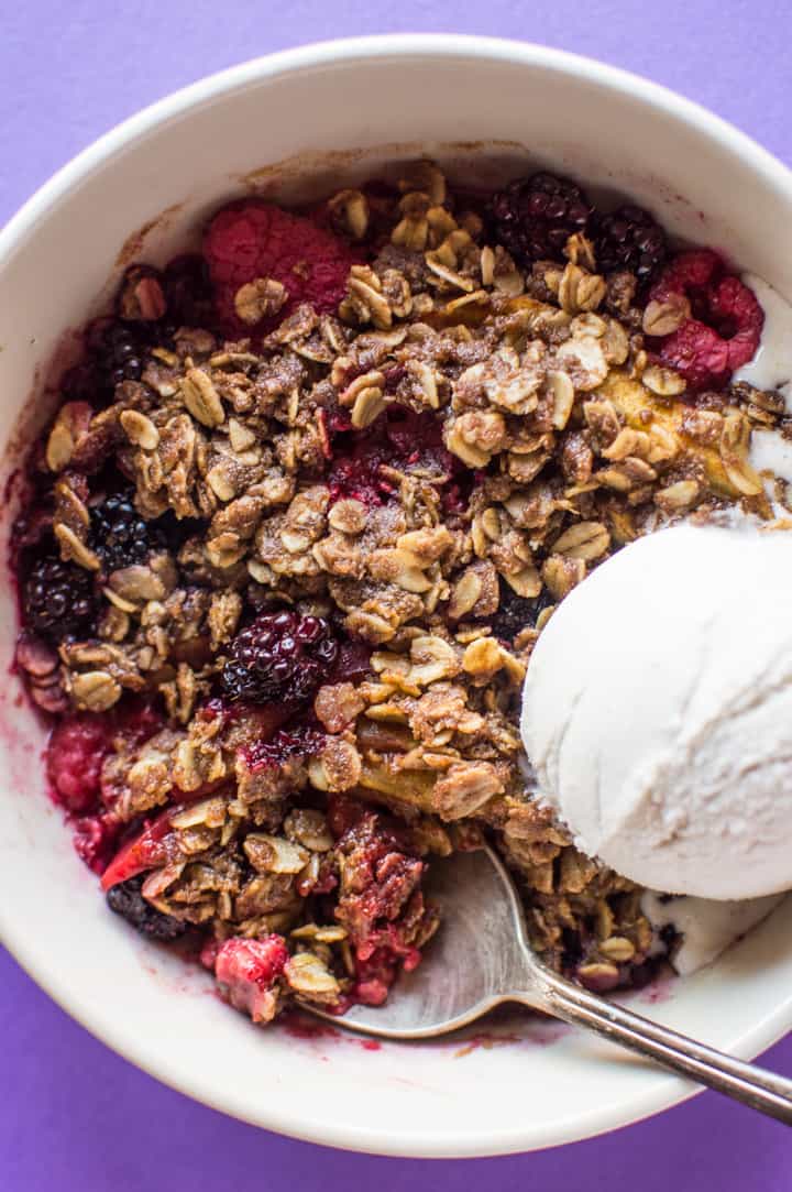 Vegan Microwave Apple Berry Crisp - a delicious crisp that is ready in under 10 minutes! (gluten-free)| healthynibblesandbits.com