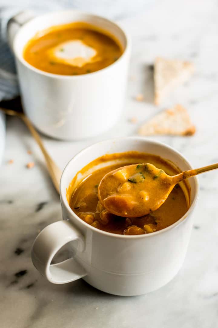 10-Minute Spicy Pumpkin Curry Chowder in a Mug - super easy vegan and gluten-free meal! | healthynibblesandbits.com