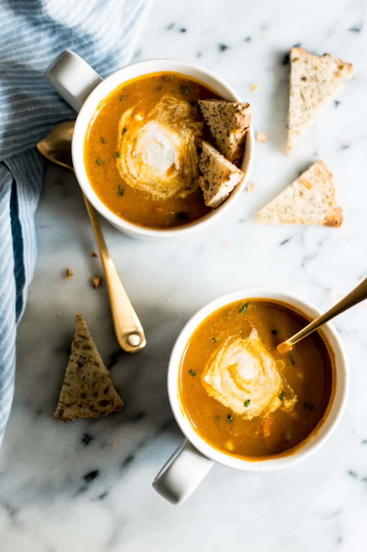 10-Minute Spicy Pumpkin Curry Chowder in a Mug - super easy vegan and gluten-free meal! | healthynibblesandbits.com