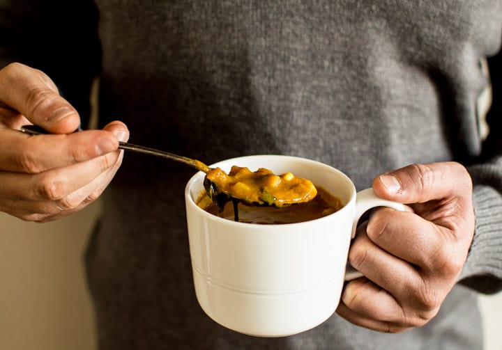 10-Minute Spicy Pumpkin Curry Chowder in a Mug - super easy vegan and gluten-free meal! | healthynibblesandbits.com