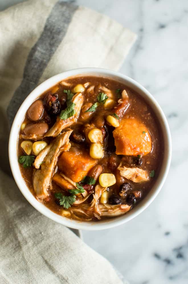 Easy Slow Cooker Chipotle Chicken Chili - a delicious meal with only 15 minutes of prep! | healthynibblesandbits.com