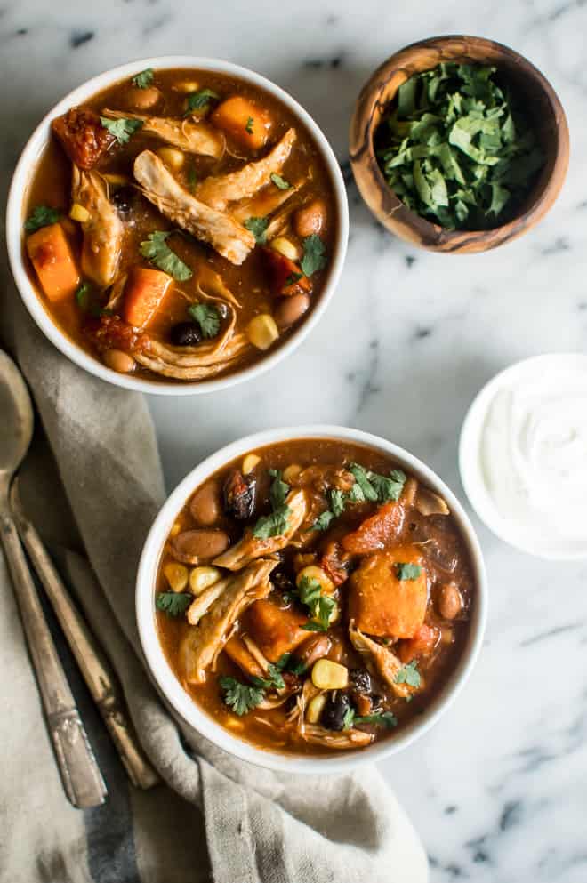 Easy Slow Cooker Chipotle Chicken Chili - a delicious meal with only 15 minutes of prep! | healthynibblesandbits.com