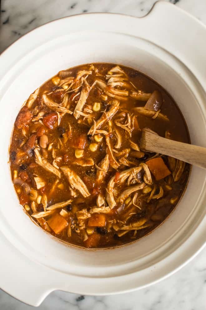 Easy Slow Cooker Chipotle Chicken Chili - a delicious meal with only 15 minutes of prep! | healthynibblesandbits.com