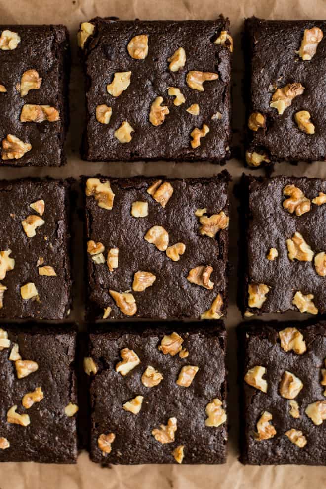 Spiced Paleo Brownies - super easy dessert that's naturally sweetened and gluten free! by Lisa Lin of healthynibblesandbits.com