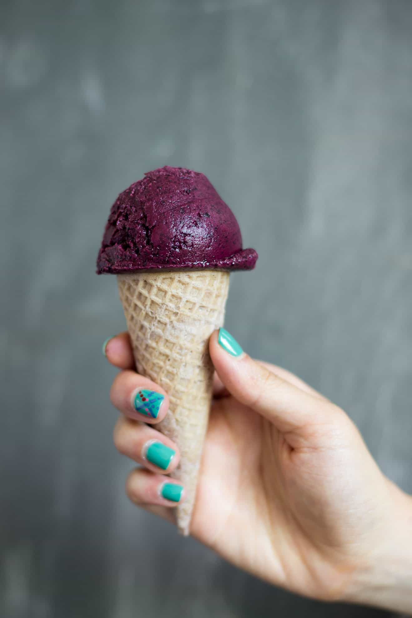 Easy homemade blueberry frozen yogurt that requires 4 ingredients only! by @healthynibs