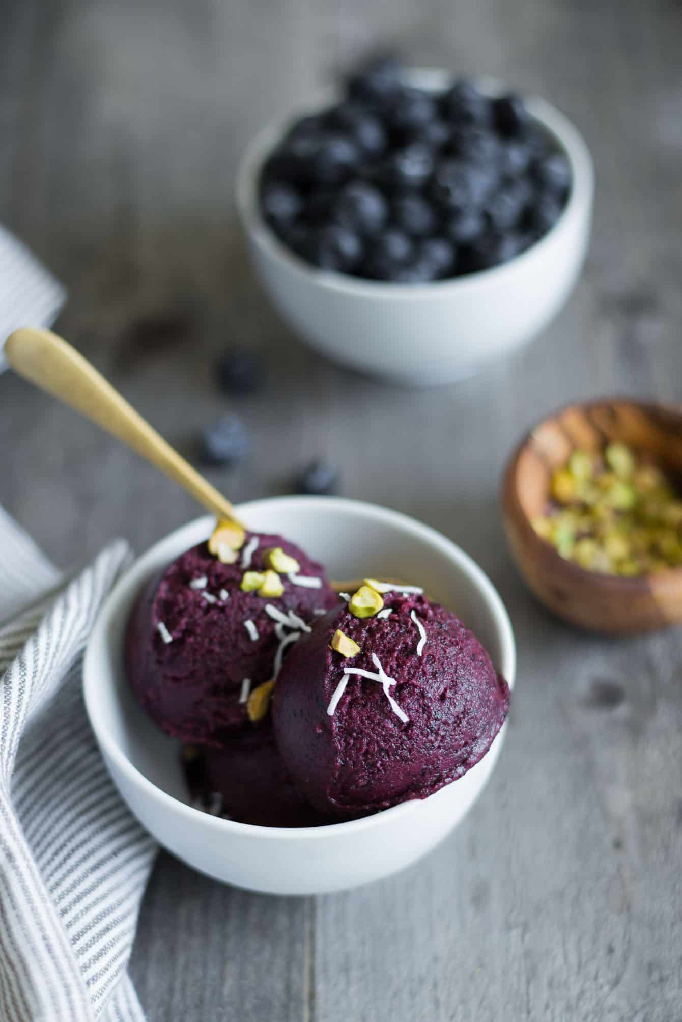 Easy homemade blueberry frozen yogurt that requires 4 ingredients only! by @healthynibs