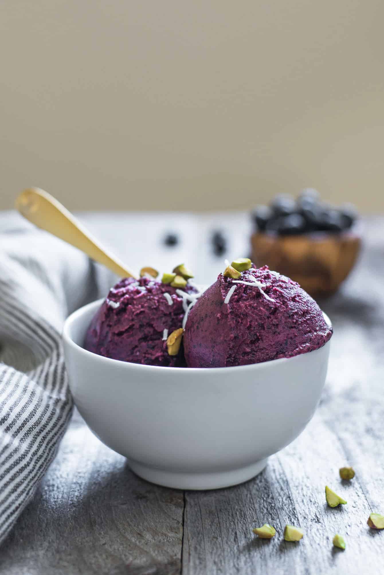 Easy homemade blueberry frozen yogurt that requires 4 ingredients only! by @healthynibs