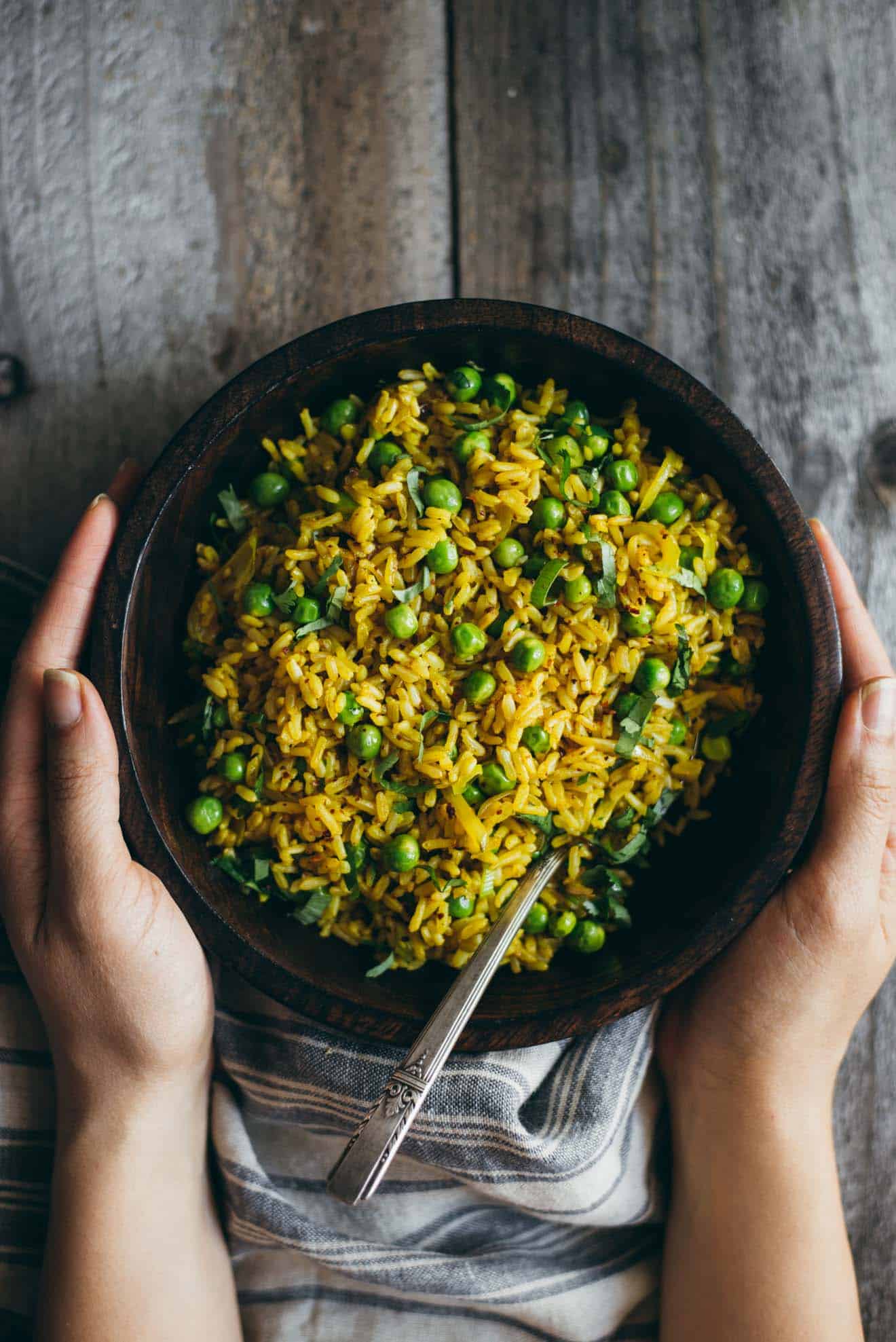 Burmese Fried Rice - a quick and healthy vegan fried rice with shallots, peas, and turmeric! #VEGAN