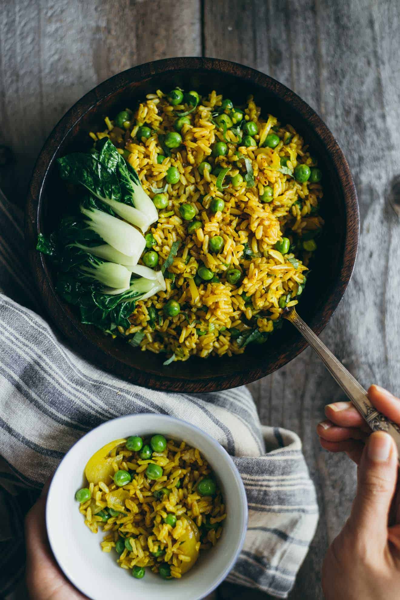 Burmese Fried Rice - a quick and healthy vegan fried rice with shallots, peas, and turmeric! #VEGAN