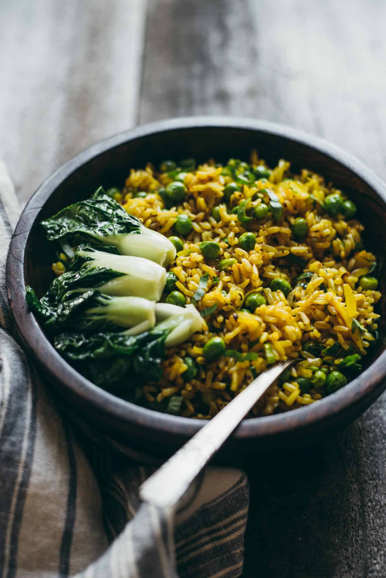 Burmese Fried Rice - a quick and healthy vegan fried rice with shallots, peas, and turmeric! #VEGAN