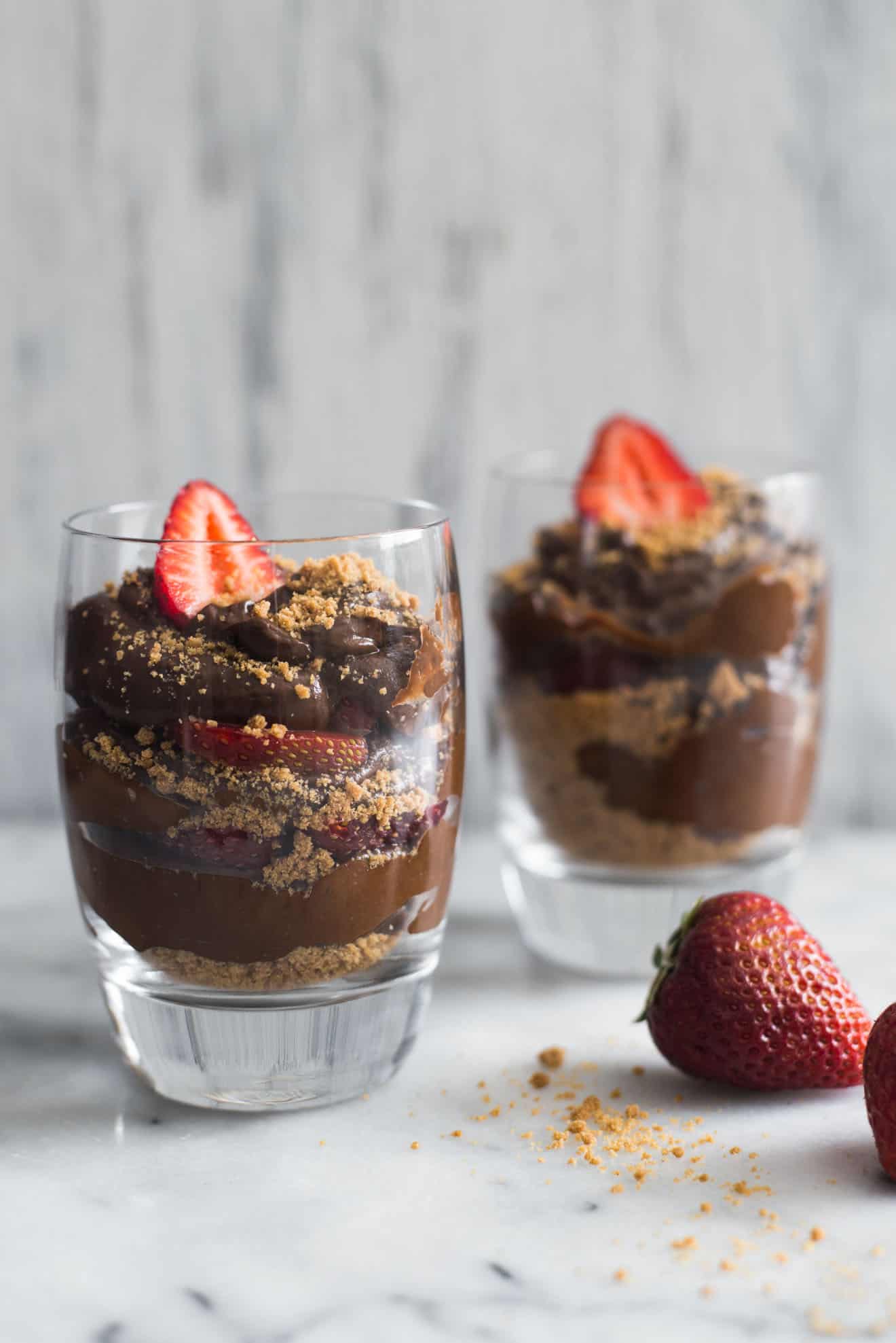 Avocado Chocolate Mousse with Graham Cracker Crust - This healthy avocado chocolate mousse is the perfect dessert. Requires only 6 ingredients to make! by @healthynibs