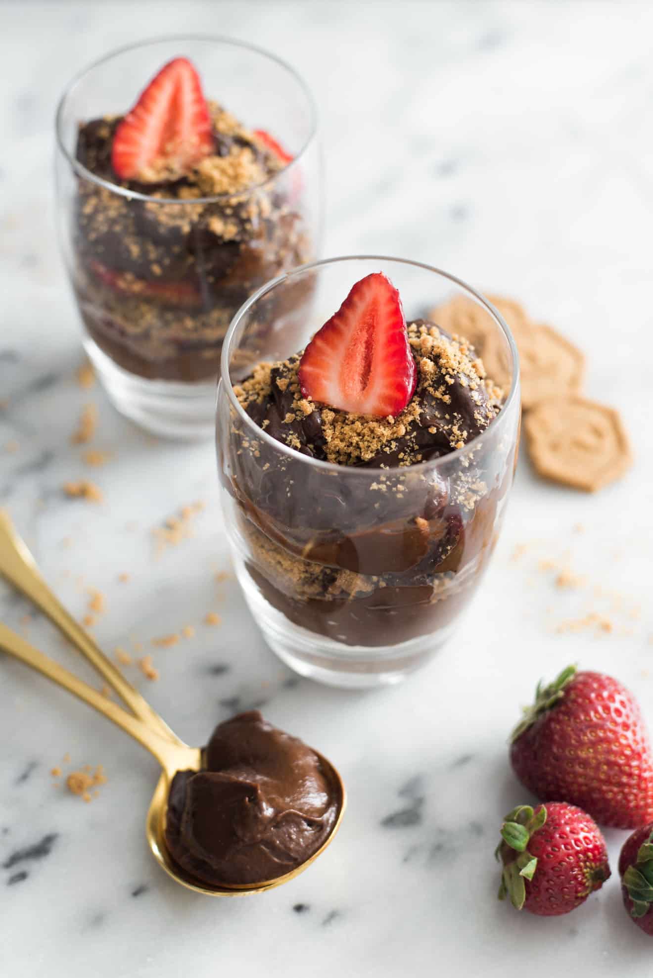 Avocado Chocolate Mousse with Graham Cracker Crust - This healthy avocado chocolate mousse is the perfect dessert. Requires only 6 ingredients to make! by @healthynibs