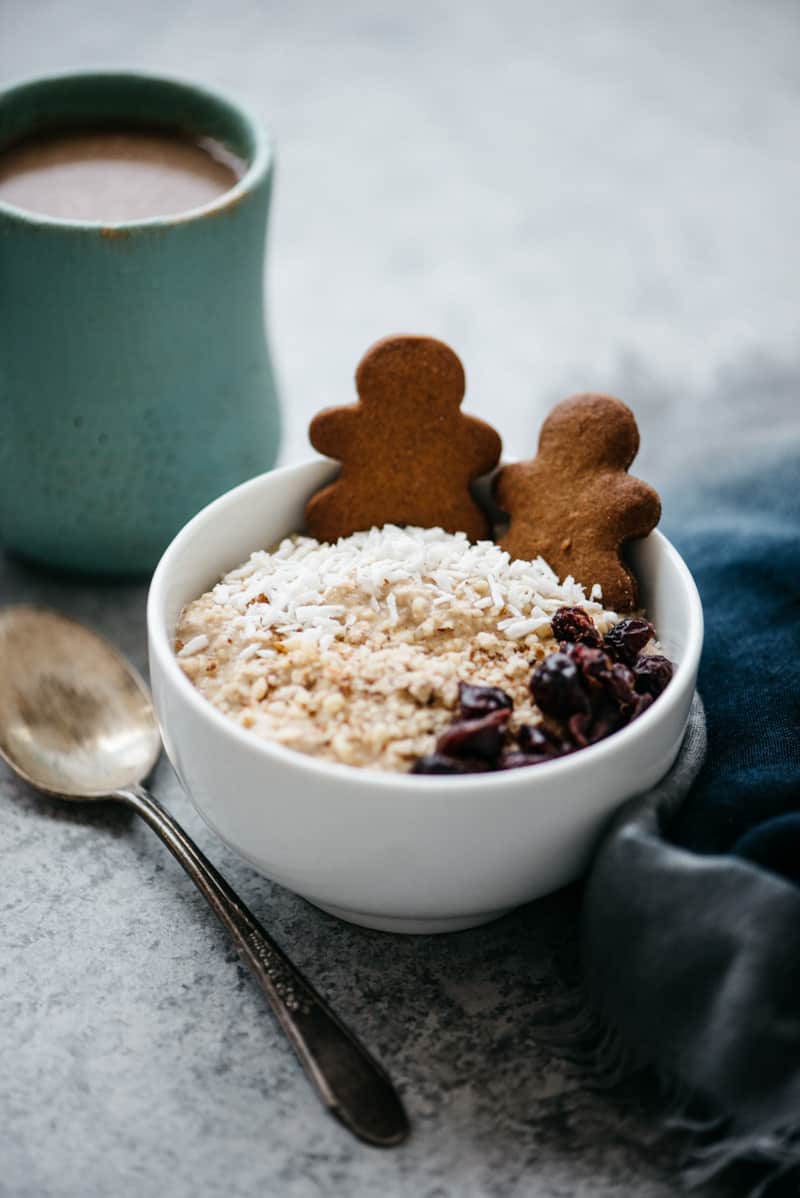 Gingerbread Overnight Oats - an easy breakfast recipe filled with gingerbread flavors! by @healthynibs