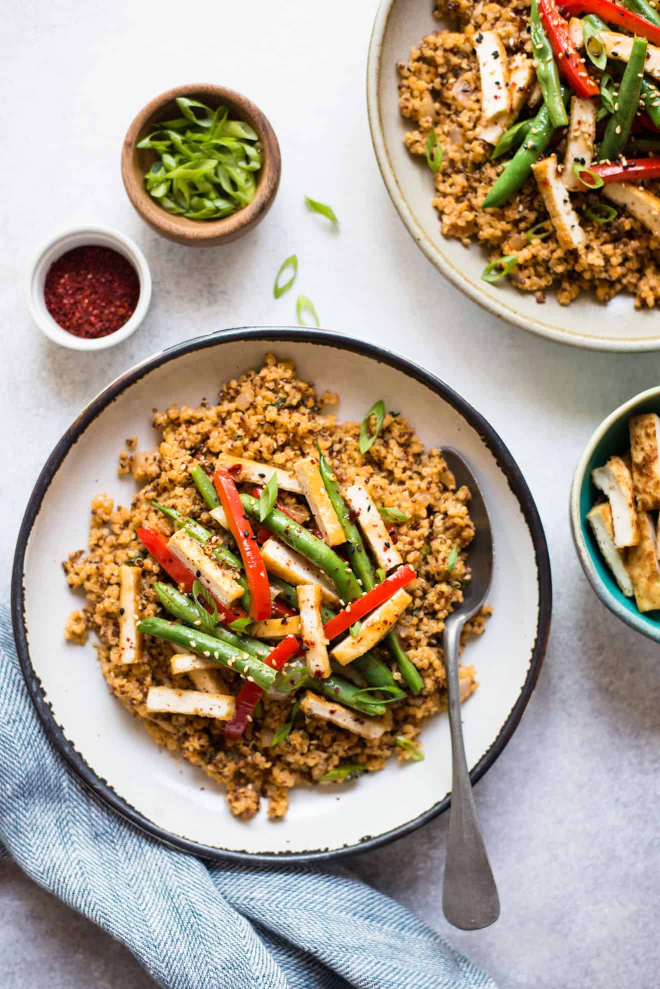 VEGAN Red Curry Quinoa: This simple vegan and gluten-dish is perfect for dinner and lunch!