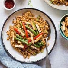 VEGAN Red Curry Quinoa: This simple vegan and gluten-dish is perfect for dinner and lunch!
