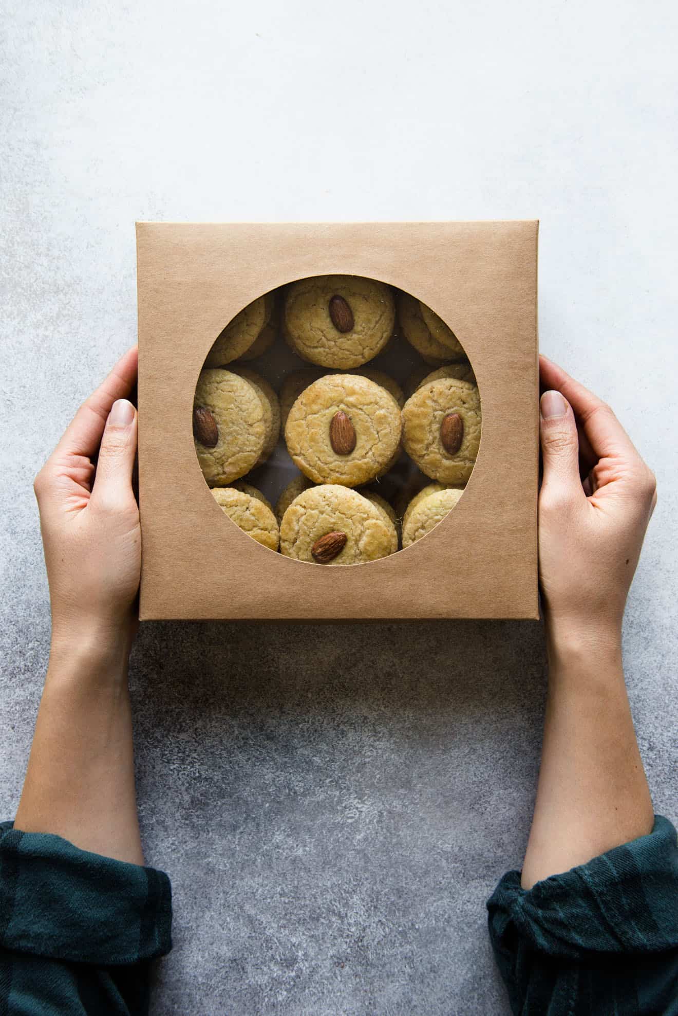 Gluten-Free Chinese Almond Cookies - great for the holiday season or for any party! #dessert #glutenfree