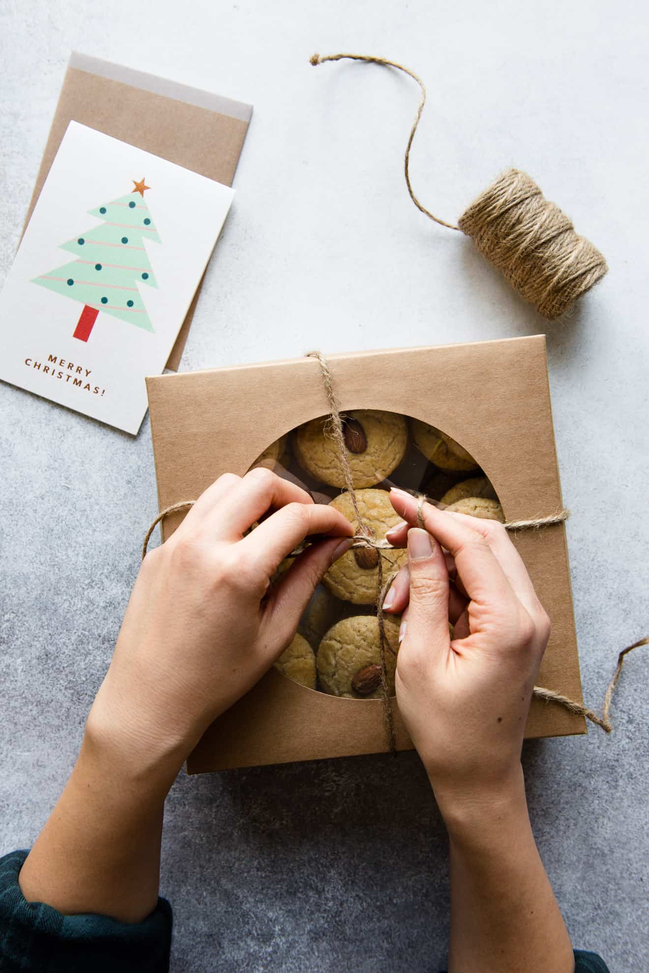 Gluten-Free Chinese Almond Cookies - great for the holiday season or for any party! #dessert #glutenfree