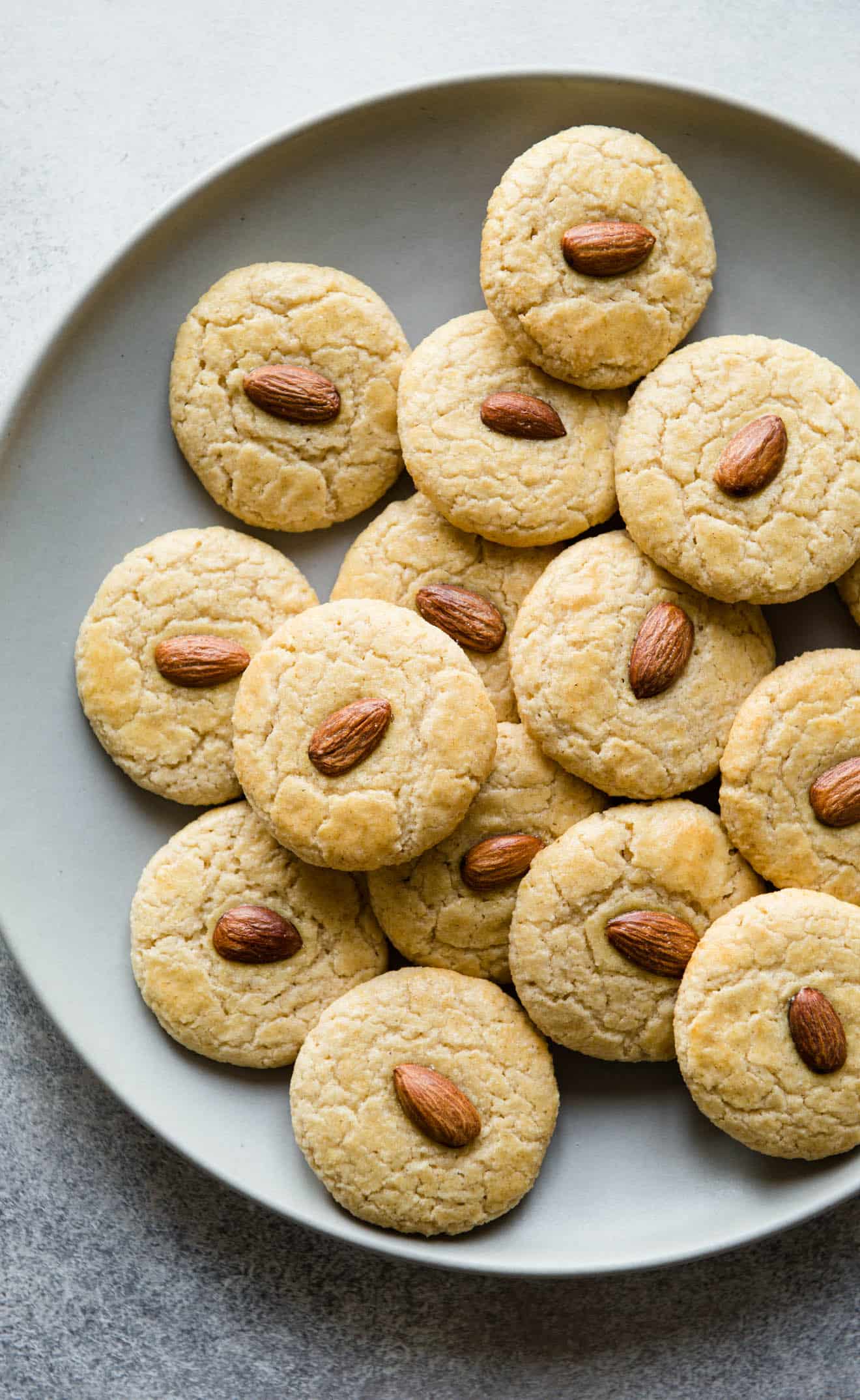 Gluten-Free Chinese Almond Cookies - great for the holiday season or for any party! #dessert #glutenfree #almondflour