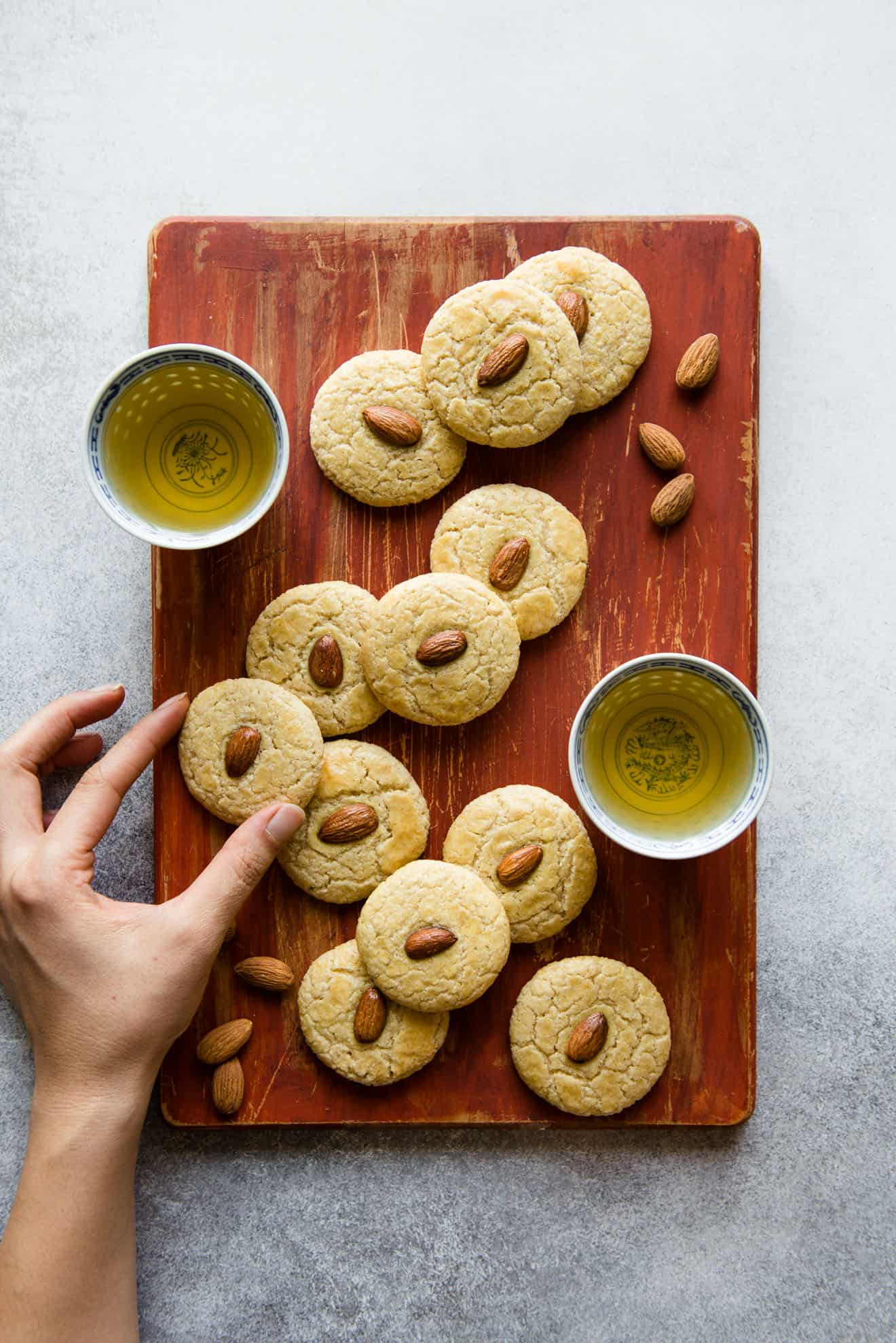 Gluten-Free Chinese Almond Cookies - great for the holiday season or for any party! #dessert #glutenfree