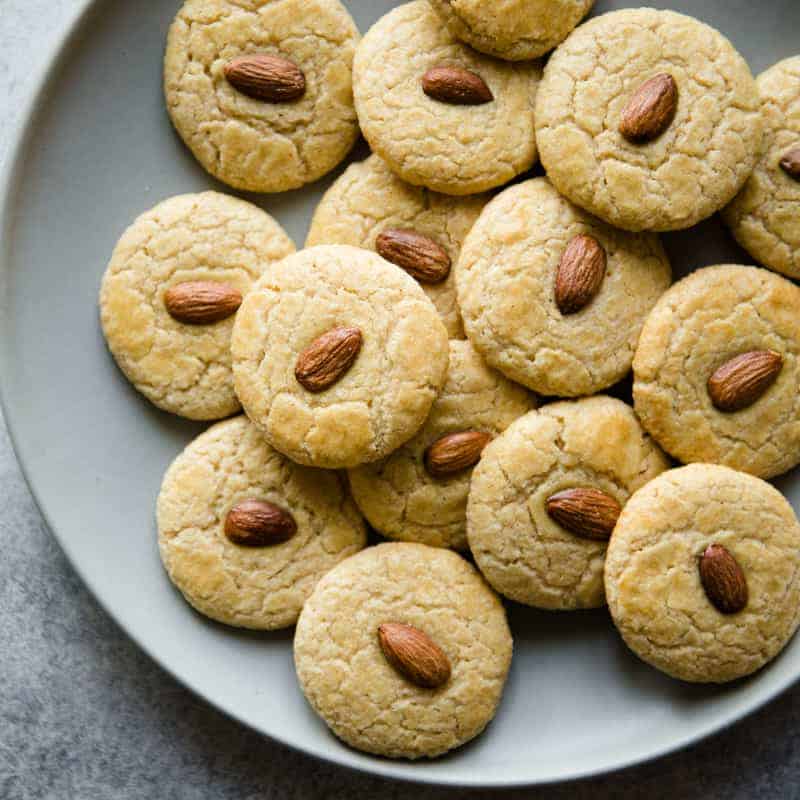 Gluten-Free Chinese Almond Cookies - great for the holiday season or for any party! #dessert #glutenfree