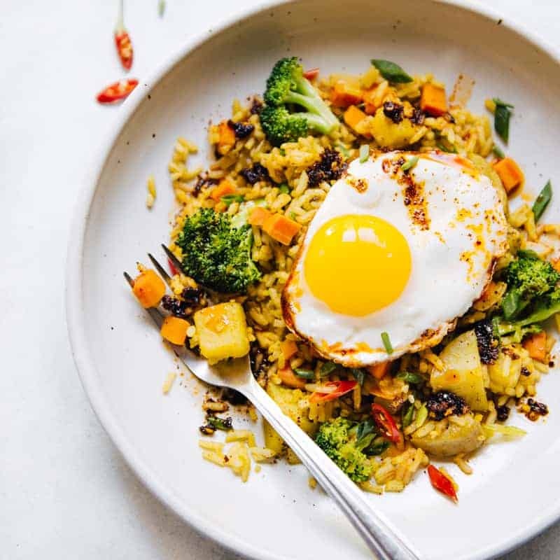 https://healthynibblesandbits.com/wp-content/uploads/2018/09/Yellow-Curry-Fried-Rice-Square-3.jpg