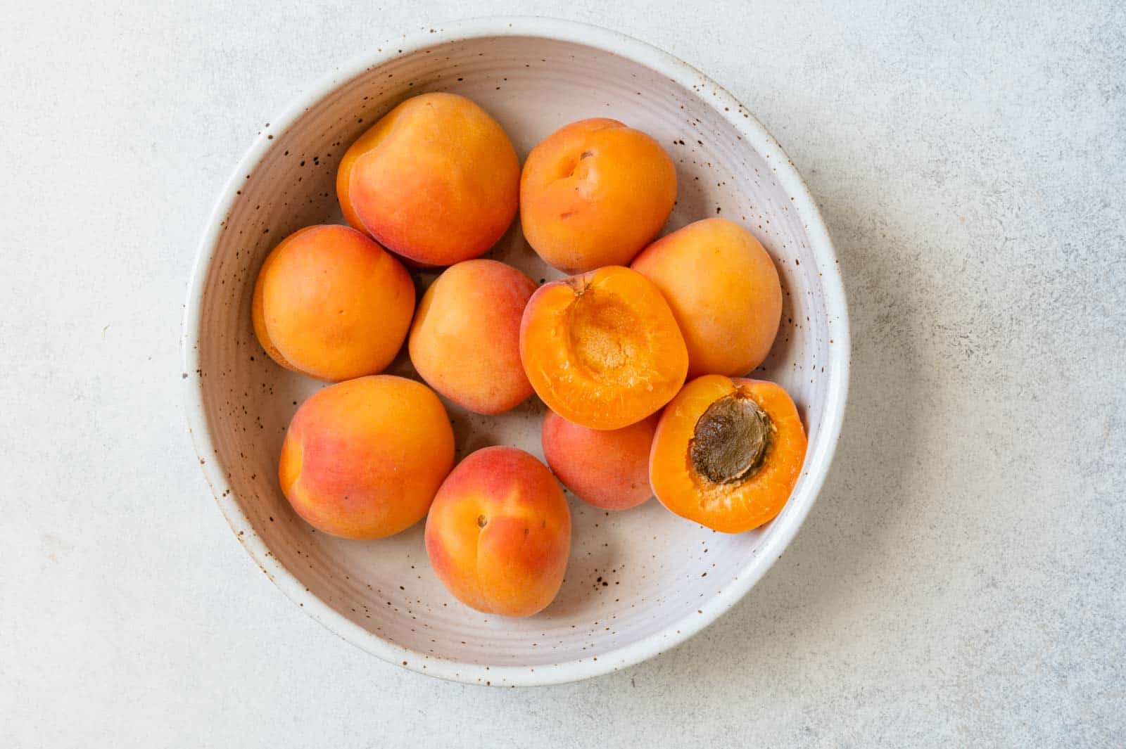 P،to of apricots in a bowl