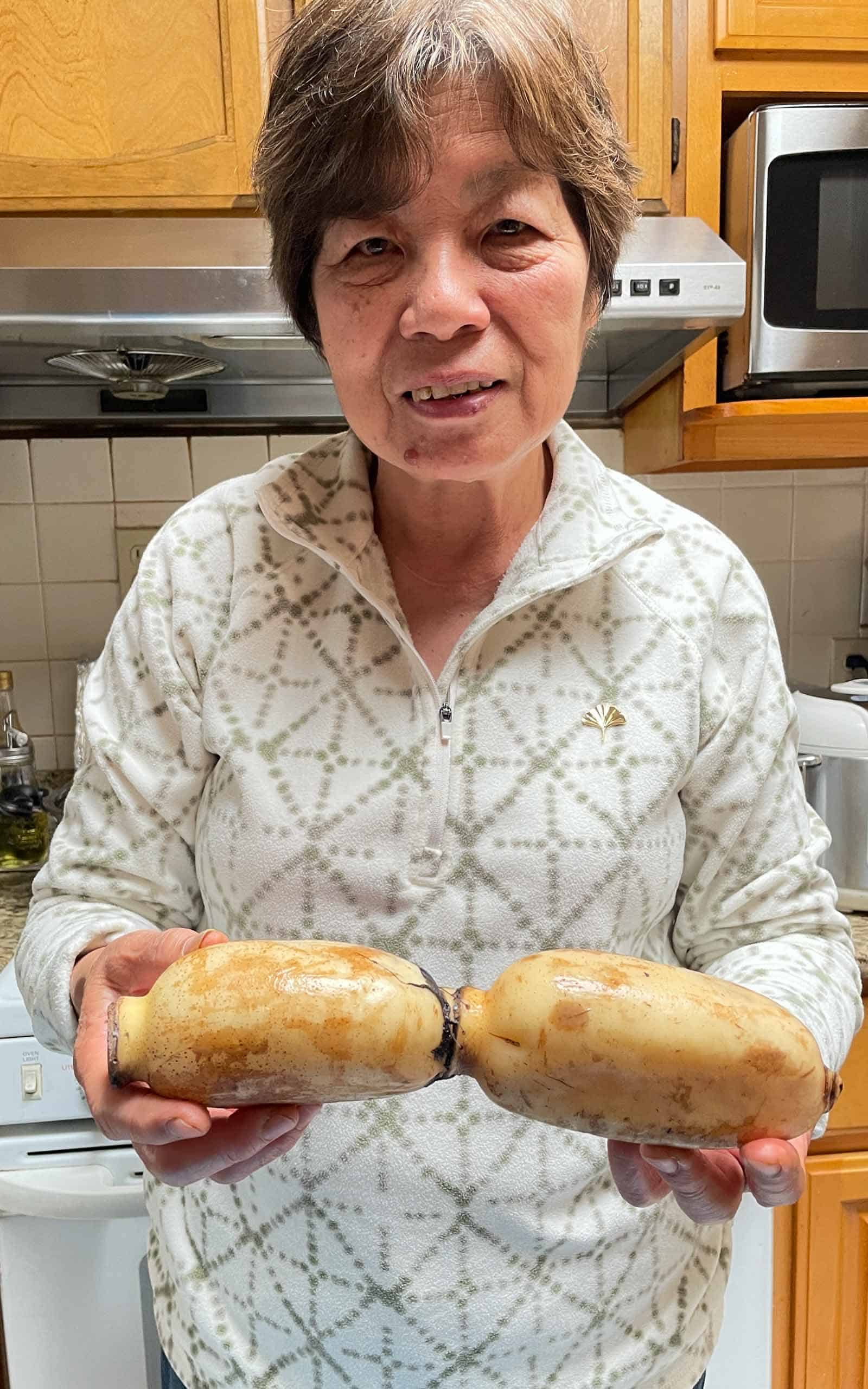 Mama Lin holding lian ou